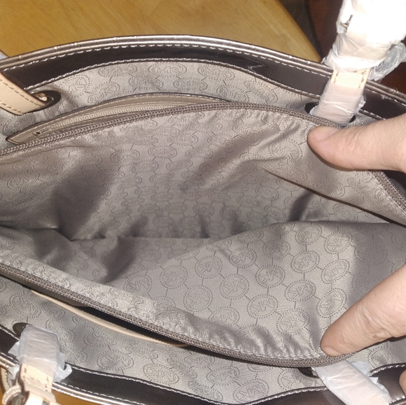 Michael Kors Signature E/W Tote - Picture 5 of 10